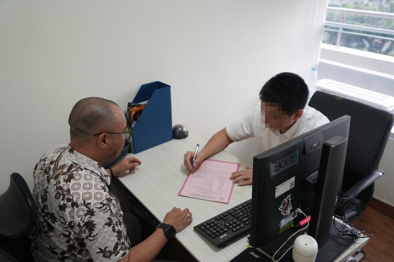 Proses penyerahan tersangka dan barang bukti perkara korupsi pengadaan motor listrik program MBG dari Kejagung ke Kejari Jakarta Pusat, Jumat (9/10/2026). Kerugian negara mencapai Rp863,8 miliar, 5 tersangka ditahan. Foto: Ist.