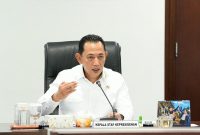 Kepala Staf Kepresidenan Jenderal Listyo Sigit Prabowo menjelaskan kebijakan penyediaan obat di gerai Kopdes Merah Putih, Jumat (16/10/2026). Foto: Ist.