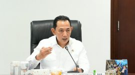 Kepala Staf Kepresidenan Jenderal Listyo Sigit Prabowo menjelaskan kebijakan penyediaan obat di gerai Kopdes Merah Putih, Jumat (16/10/2026). Foto: Ist.