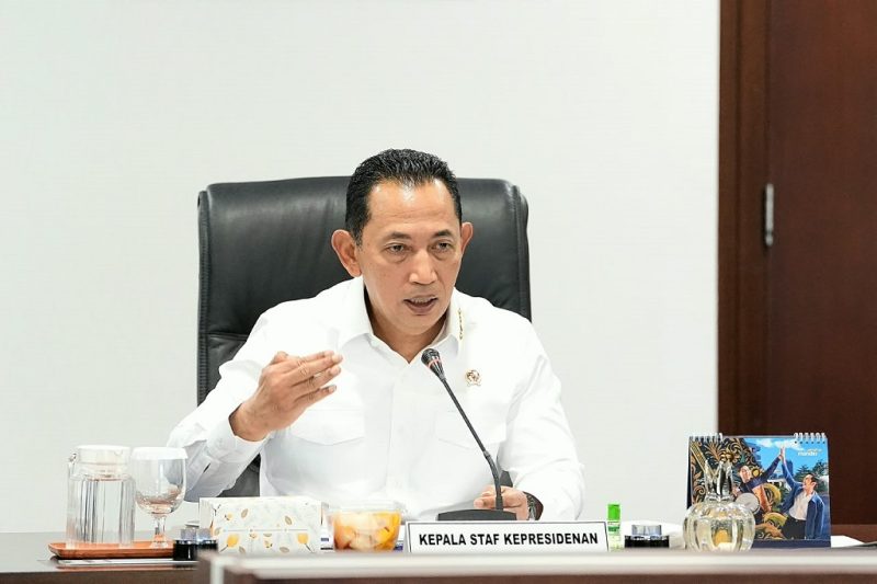 Kepala Staf Kepresidenan Jenderal Listyo Sigit Prabowo menjelaskan kebijakan penyediaan obat di gerai Kopdes Merah Putih, Jumat (16/10/2026). Foto: Ist.