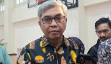 Ketua KPK Setyo Budiyanto saat memberikan keterangan pers, Kamis (8/10/2026). Menilai Nusron Wahid kurang bisa atur waktu absen panggilan penyidik, panggilan ulang akan dijadwalkan. Foto: Ist.