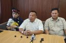 Ketua GCP Kurniawan (tengah) saat konferensi pers, Rabu (7/10/2026). Mengaku merasa di-prank pasca putusan MK soal ijazah Gibran, desak KPU bertanggung jawab dan jelaskan verifikasi ke DPR–MPR. Foto: Ist.