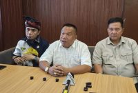 Ketua GCP Kurniawan (tengah) saat konferensi pers, Rabu (7/10/2026). Mengaku merasa di-prank pasca putusan MK soal ijazah Gibran, desak KPU bertanggung jawab dan jelaskan verifikasi ke DPR–MPR. Foto: Ist.