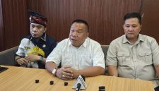 Ketua GCP Kurniawan (tengah) saat konferensi pers, Rabu (7/10/2026). Mengaku merasa di-prank pasca putusan MK soal ijazah Gibran, desak KPU bertanggung jawab dan jelaskan verifikasi ke DPR–MPR. Foto: Ist.