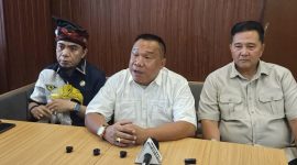 Ketua GCP Kurniawan (tengah) saat konferensi pers, Rabu (7/10/2026). Mengaku merasa di-prank pasca putusan MK soal ijazah Gibran, desak KPU bertanggung jawab dan jelaskan verifikasi ke DPR–MPR. Foto: Ist.