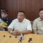 Ketua GCP Kurniawan (tengah) saat konferensi pers, Rabu (7/10/2026). Mengaku merasa di-prank pasca putusan MK soal ijazah Gibran, desak KPU bertanggung jawab dan jelaskan verifikasi ke DPR–MPR. Foto: Ist.