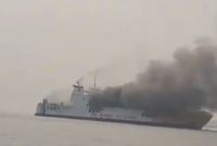 Asap hitam membumbung dari KMP Batu Mandi yang terbakar di perairan Pelabuhan Merak, Banten, Selasa (20/10/2026). Foto: Ist.