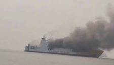 Asap hitam membumbung dari KMP Batu Mandi yang terbakar di perairan Pelabuhan Merak, Banten, Selasa (20/10/2026). Foto: Ist.