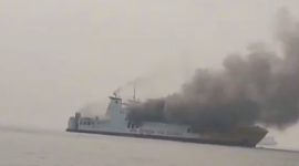 Asap hitam membumbung dari KMP Batu Mandi yang terbakar di perairan Pelabuhan Merak, Banten, Selasa (20/10/2026). Foto: Ist.
