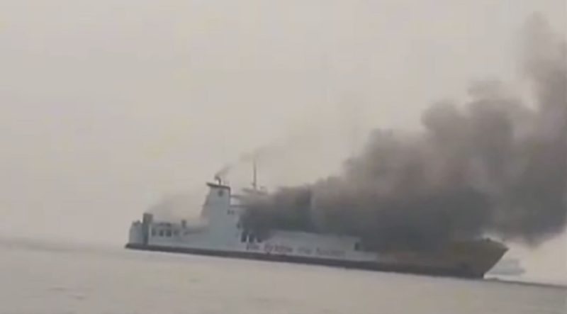 Asap hitam membumbung dari KMP Batu Mandi yang terbakar di perairan Pelabuhan Merak, Banten, Selasa (20/10/2026). Foto: Ist.