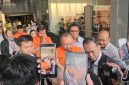 Lima tersangka korupsi dana siap pakai kebencanaan BNPB tampak saat dikeluarkan dari Gedung KPK, mengenakan rompi tahanan oranye. Foto: Ist.