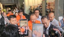 Lima tersangka korupsi dana siap pakai kebencanaan BNPB tampak saat dikeluarkan dari Gedung KPK, mengenakan rompi tahanan oranye. Foto: Ist.