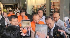 Lima tersangka korupsi dana siap pakai kebencanaan BNPB tampak saat dikeluarkan dari Gedung KPK, mengenakan rompi tahanan oranye. Foto: Ist.