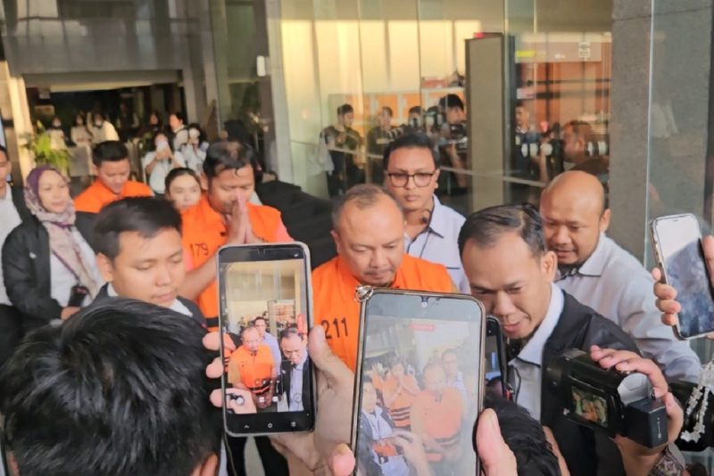 Lima tersangka korupsi dana siap pakai kebencanaan BNPB tampak saat dikeluarkan dari Gedung KPK, mengenakan rompi tahanan oranye. Foto: Ist.