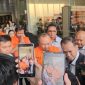 Lima tersangka korupsi dana siap pakai kebencanaan BNPB tampak saat dikeluarkan dari Gedung KPK, mengenakan rompi tahanan oranye. Foto: Ist.