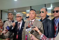 Kuasa hukum pelapor Ahmad Khozinudin memberikan keterangan pers di Bareskrim Polri, Rabu (7/10/2026). Gibran dilaporkan terkait dugaan pemalsuan dokumen pendidikan, pelapor gunakan putusan MK sebagai bukti. Foto: Ist.