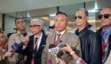 Kuasa hukum pelapor Ahmad Khozinudin memberikan keterangan pers di Bareskrim Polri, Rabu (7/10/2026). Gibran dilaporkan terkait dugaan pemalsuan dokumen pendidikan, pelapor gunakan putusan MK sebagai bukti. Foto: Ist.