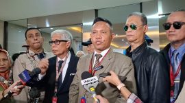 Kuasa hukum pelapor Ahmad Khozinudin memberikan keterangan pers di Bareskrim Polri, Rabu (7/10/2026). Gibran dilaporkan terkait dugaan pemalsuan dokumen pendidikan, pelapor gunakan putusan MK sebagai bukti. Foto: Ist.
