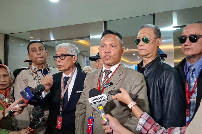 Kuasa hukum pelapor Ahmad Khozinudin memberikan keterangan pers di Bareskrim Polri, Rabu (7/10/2026). Gibran dilaporkan terkait dugaan pemalsuan dokumen pendidikan, pelapor gunakan putusan MK sebagai bukti. Foto: Ist.