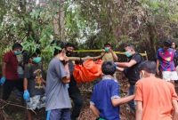 Petugas bersama warga mengevakuasi jenazah pemuda hilang di Desa Wek III, Kecamatan Batang Toru, Tapanuli Selatan, Jumat (9/10/2026). Ditemukan hampir 2 minggu setelah hilang, dugaan sementara gantung diri. Foto: Ist.