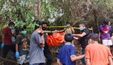 Petugas bersama warga mengevakuasi jenazah pemuda hilang di Desa Wek III, Kecamatan Batang Toru, Tapanuli Selatan, Jumat (9/10/2026). Ditemukan hampir 2 minggu setelah hilang, dugaan sementara gantung diri. Foto: Ist.