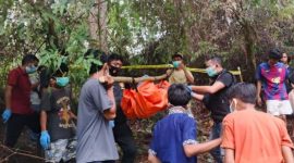 Petugas bersama warga mengevakuasi jenazah pemuda hilang di Desa Wek III, Kecamatan Batang Toru, Tapanuli Selatan, Jumat (9/10/2026). Ditemukan hampir 2 minggu setelah hilang, dugaan sementara gantung diri. Foto: Ist.