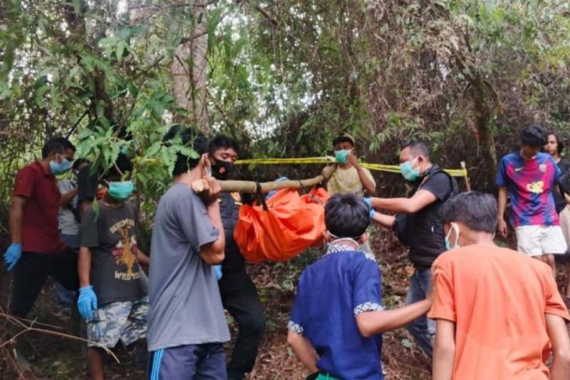 Petugas bersama warga mengevakuasi jenazah pemuda hilang di Desa Wek III, Kecamatan Batang Toru, Tapanuli Selatan, Jumat (9/10/2026). Ditemukan hampir 2 minggu setelah hilang, dugaan sementara gantung diri. Foto: Ist.