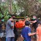 Petugas bersama warga mengevakuasi jenazah pemuda hilang di Desa Wek III, Kecamatan Batang Toru, Tapanuli Selatan, Jumat (9/10/2026). Ditemukan hampir 2 minggu setelah hilang, dugaan sementara gantung diri. Foto: Ist.
