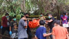 Petugas bersama warga mengevakuasi jenazah pemuda hilang di Desa Wek III, Kecamatan Batang Toru, Tapanuli Selatan, Jumat (9/10/2026). Ditemukan hampir 2 minggu setelah hilang, dugaan sementara gantung diri. Foto: Ist.