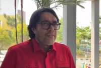 Ketua DPD PDIP Jawa Barat Ono Surono memberikan keterangan, Jumat (9/10/2026). Tegaskan pencopotan foto Gibran oleh Wakil Ketua DPRD Sukabumi murni tindakan pribadi, bukan instruksi partai. Foto: Ist.