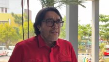 Ketua DPD PDIP Jawa Barat Ono Surono memberikan keterangan, Jumat (9/10/2026). Tegaskan pencopotan foto Gibran oleh Wakil Ketua DPRD Sukabumi murni tindakan pribadi, bukan instruksi partai. Foto: Ist.