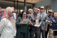 Pegiat pendidikan sekaligus praktisi hukum, Mercy Sihombing (baju hijau) mendesak Gibran Rakabuming Raka mundur dari Wapres. Foto: Ist.