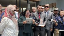 Pegiat pendidikan sekaligus praktisi hukum, Mercy Sihombing (baju hijau) mendesak Gibran Rakabuming Raka mundur dari Wapres. Foto: Ist.