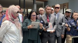 Pegiat pendidikan sekaligus praktisi hukum, Mercy Sihombing (baju hijau) mendesak Gibran Rakabuming Raka mundur dari Wapres. Foto: Ist.