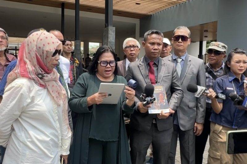 Pegiat pendidikan sekaligus praktisi hukum, Mercy Sihombing (baju hijau) mendesak Gibran Rakabuming Raka mundur dari Wapres. Foto: Ist.