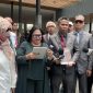 Pegiat pendidikan sekaligus praktisi hukum, Mercy Sihombing (baju hijau) mendesak Gibran Rakabuming Raka mundur dari Wapres. Foto: Ist.