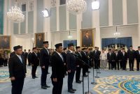 Presiden Prabowo Subianto memimpin pelantikan 18 pejabat negara dalam reshuffle kabinet ketujuh di Istana Negara, Jakarta, Kamis (1/10/2026). Bahlil, Suyudi Ario Seto, Sugiono, Arrmanatha Nasir, hingga Listyo Sigit masuk jajaran yang ditukar. Foto: Ist.