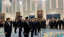 Presiden Prabowo Subianto memimpin pelantikan 18 pejabat negara dalam reshuffle kabinet ketujuh di Istana Negara, Jakarta, Kamis (1/10/2026). Bahlil, Suyudi Ario Seto, Sugiono, Arrmanatha Nasir, hingga Listyo Sigit masuk jajaran yang ditukar. Foto: Ist.