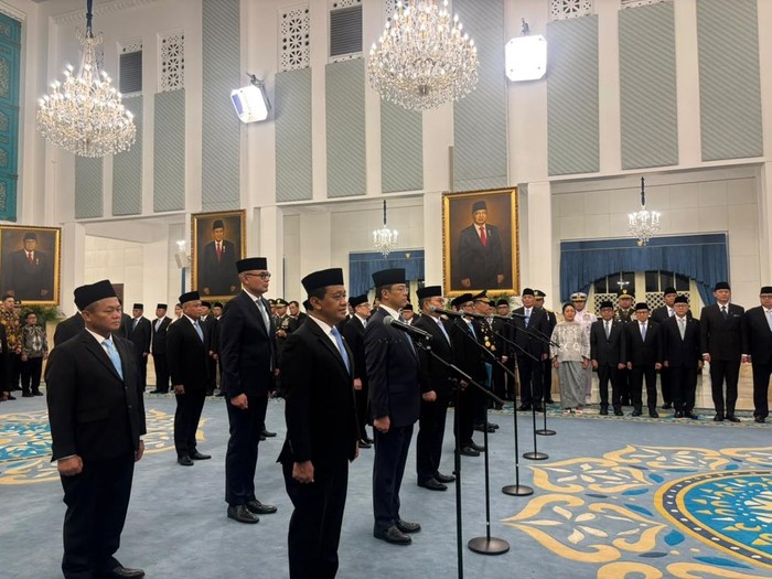 Presiden Prabowo Subianto memimpin pelantikan 18 pejabat negara dalam reshuffle kabinet ketujuh di Istana Negara, Jakarta, Kamis (1/10/2026). Bahlil, Suyudi Ario Seto, Sugiono, Arrmanatha Nasir, hingga Listyo Sigit masuk jajaran yang ditukar. Foto: Ist.