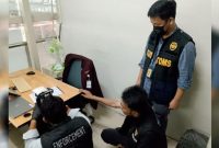 Petugas mengamankan barang bukti berupa sabu seberat 621 gram yang disembunyikan di dalam sepatu calon penumpang di Bandara Kualanamu, Jumat (9/10/2026). Tersangka SO berhasil melarikan diri, barang bukti diserahkan ke Sat Narkoba Polresta Deli Serdang. Foto: Ist.