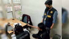 Petugas mengamankan barang bukti berupa sabu seberat 621 gram yang disembunyikan di dalam sepatu calon penumpang di Bandara Kualanamu, Jumat (9/10/2026). Tersangka SO berhasil melarikan diri, barang bukti diserahkan ke Sat Narkoba Polresta Deli Serdang. Foto: Ist.