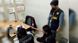 Petugas mengamankan barang bukti berupa sabu seberat 621 gram yang disembunyikan di dalam sepatu calon penumpang di Bandara Kualanamu, Jumat (9/10/2026). Tersangka SO berhasil melarikan diri, barang bukti diserahkan ke Sat Narkoba Polresta Deli Serdang. Foto: Ist.