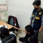 Petugas mengamankan barang bukti berupa sabu seberat 621 gram yang disembunyikan di dalam sepatu calon penumpang di Bandara Kualanamu, Jumat (9/10/2026). Tersangka SO berhasil melarikan diri, barang bukti diserahkan ke Sat Narkoba Polresta Deli Serdang. Foto: Ist.