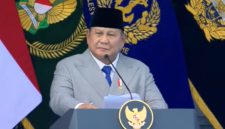 Presiden Prabowo Subianto menyampaikan amanat di upacara peringatan HUT ke-81 TNI di Mabes TNI, Cilangkap, Jakarta Timur, Senin (5/10/2026). Beliau menegaskan TNI harus utamakan prestasi, bukan senioritas atau loyalitas sempit. Foto: Ist.