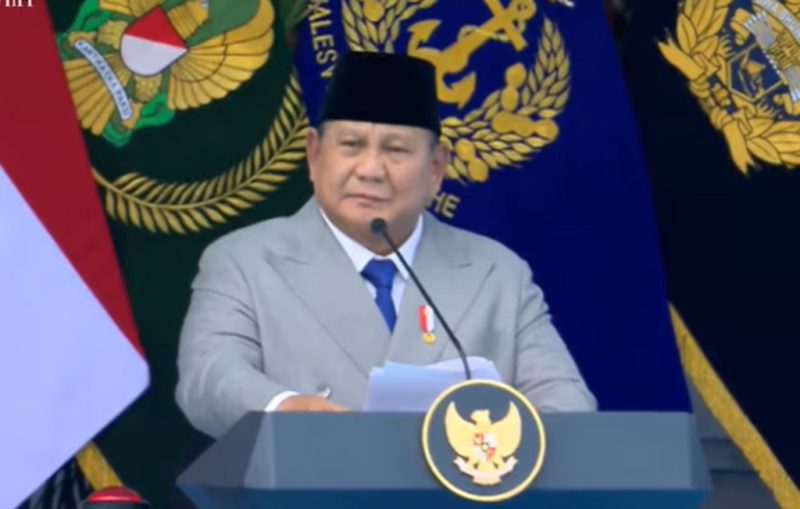 Presiden Prabowo Subianto menyampaikan amanat di upacara peringatan HUT ke-81 TNI di Mabes TNI, Cilangkap, Jakarta Timur, Senin (5/10/2026). Beliau menegaskan TNI harus utamakan prestasi, bukan senioritas atau loyalitas sempit. Foto: Ist.