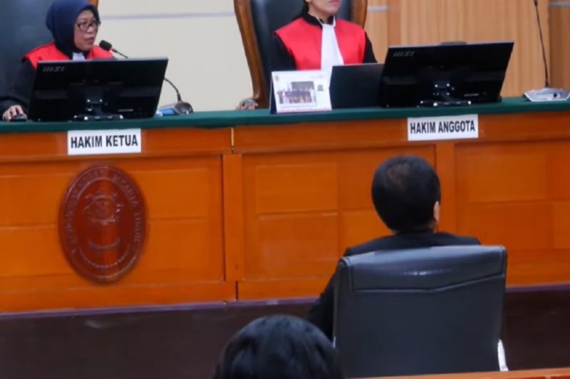 Sidang putusan sela kasus dugaan fitnah ijazah Jokowi di PN Jakarta Timur, Senin (19/10/2026). Foto: Ist.