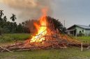 Enam barak sarang narkoba di bantaran rel Medan–Binjai, Desa Serba Jadi, Deli Serdang, dibakar petugas usai digerebek tim gabungan, Selasa (13/10/2026). Foto: Ist.