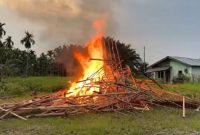 Enam barak sarang narkoba di bantaran rel Medan–Binjai, Desa Serba Jadi, Deli Serdang, dibakar petugas usai digerebek tim gabungan, Selasa (13/10/2026). Foto: Ist.