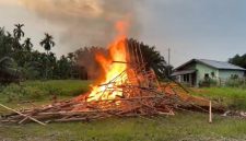 Enam barak sarang narkoba di bantaran rel Medan–Binjai, Desa Serba Jadi, Deli Serdang, dibakar petugas usai digerebek tim gabungan, Selasa (13/10/2026). Foto: Ist.