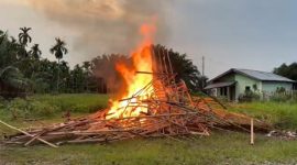 Enam barak sarang narkoba di bantaran rel Medan–Binjai, Desa Serba Jadi, Deli Serdang, dibakar petugas usai digerebek tim gabungan, Selasa (13/10/2026). Foto: Ist.